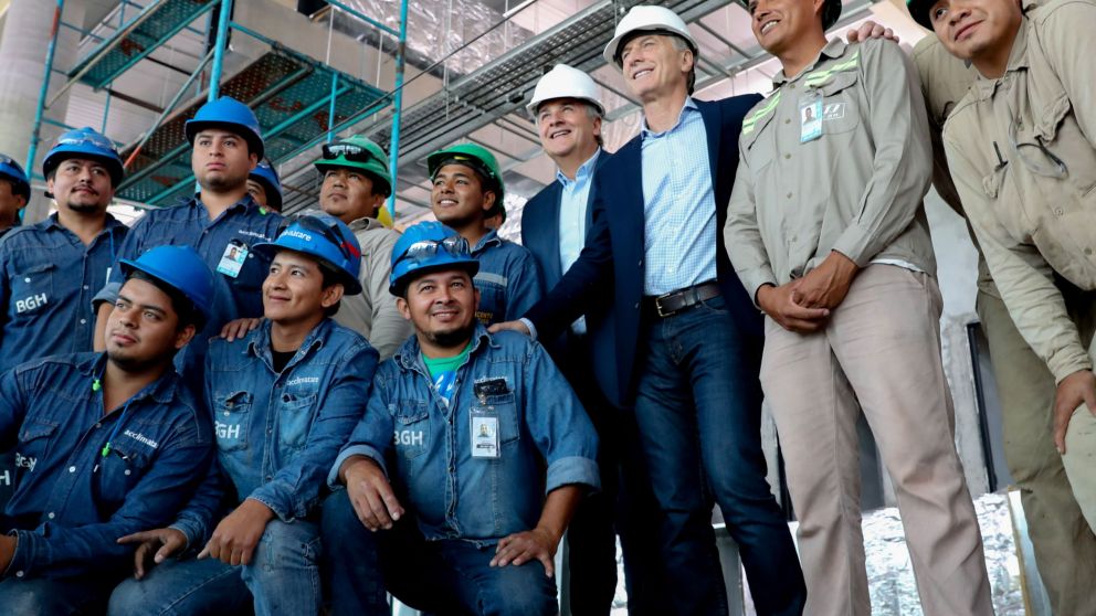 Macri y Morales recorrieron obras en el aeropuerto de Jujuy