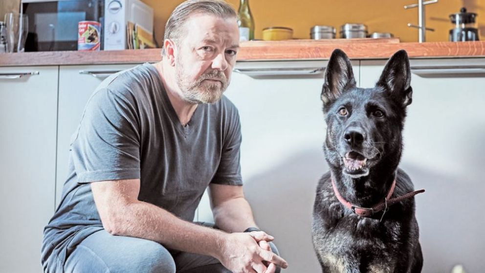 Tony (Gervais) encontrará en su perra la compañera leal y silenciosa para su luto