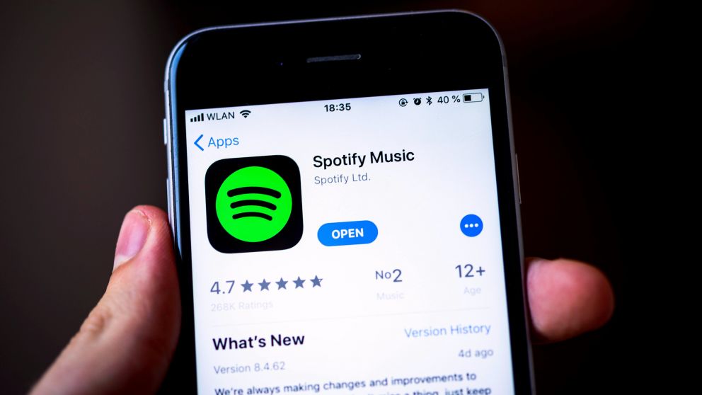 Spotify denunció a Apple por competencia desleal