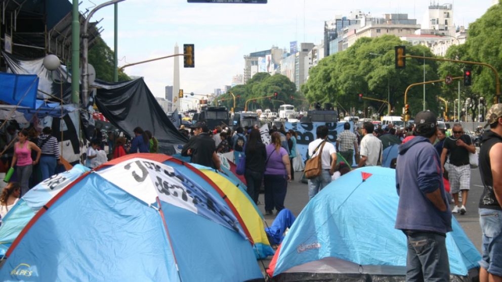 Acampes y ollas populares frente a supermercados