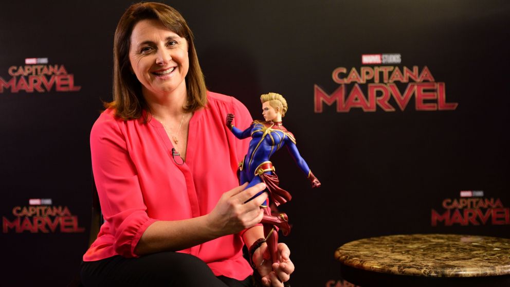 Victoria Alonso y algo así como su alter ego, Capitana Marvel