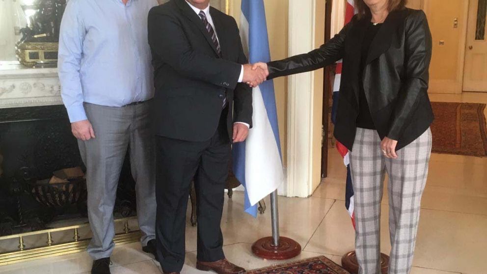 Bullrich se reunió en Londres con un experto en reducción de femicidios