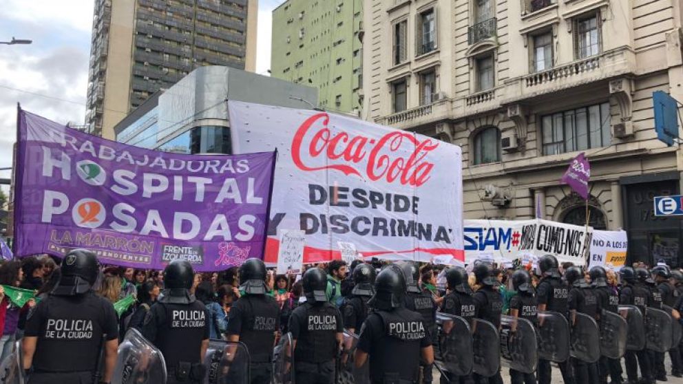 Tensión en una marcha de mujeres trabajadoras