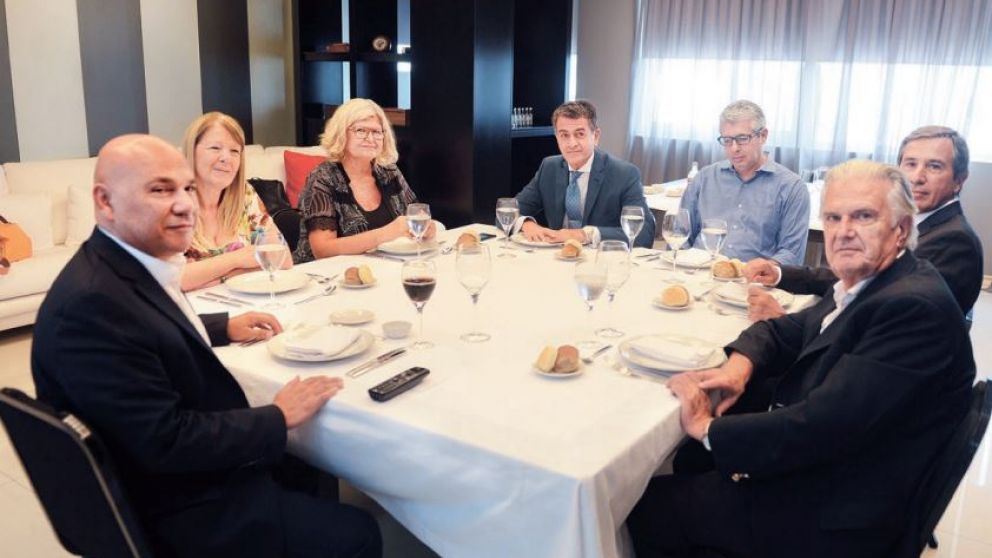 La mesa, como símbolo de encuentro entre los argentinos en medio del debate electoral