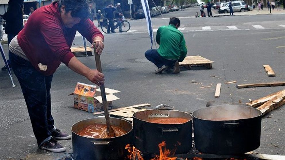 Barrios de pie instala ollas populares en reclamo por la "emergencia alimentaria"