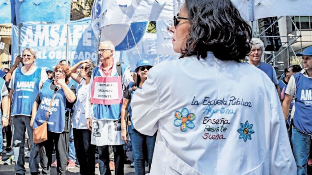 Gobierno y gremios pulsean por el acatamiento en el primer día de paro