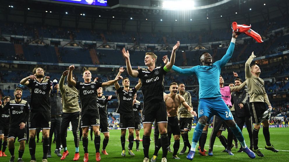 Los jugadores del Ajax festejan la histórica victoria en el Bernabéu