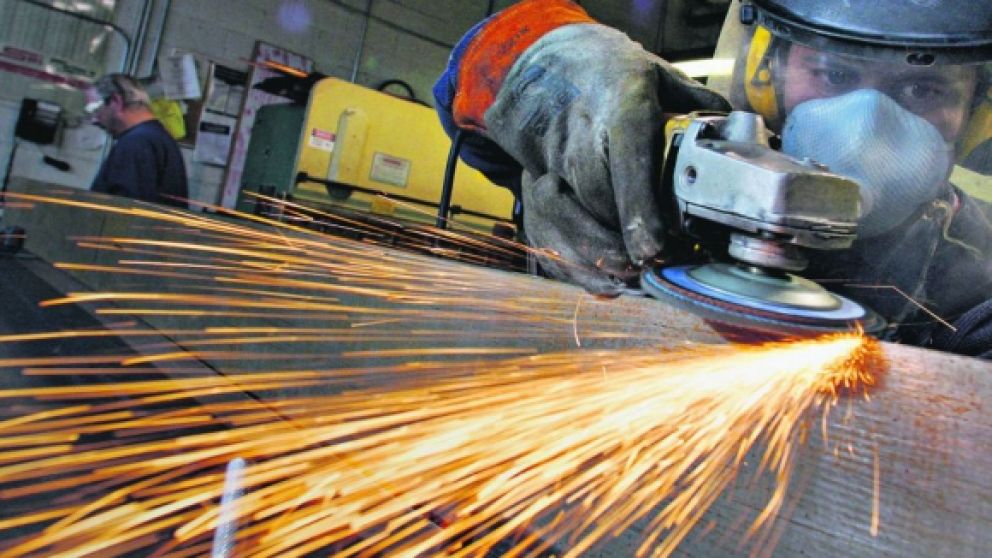 La refinación de petróleo fue el sector con mayor uso de capacidad instalada, mientras que textiles, caucho y plástico registraron los niveles más bajos