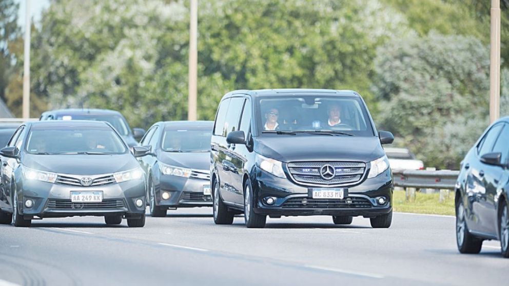 Tras retornar del sur, Macri llegó al cementerio en medio de un fuerte operativo de seguridad