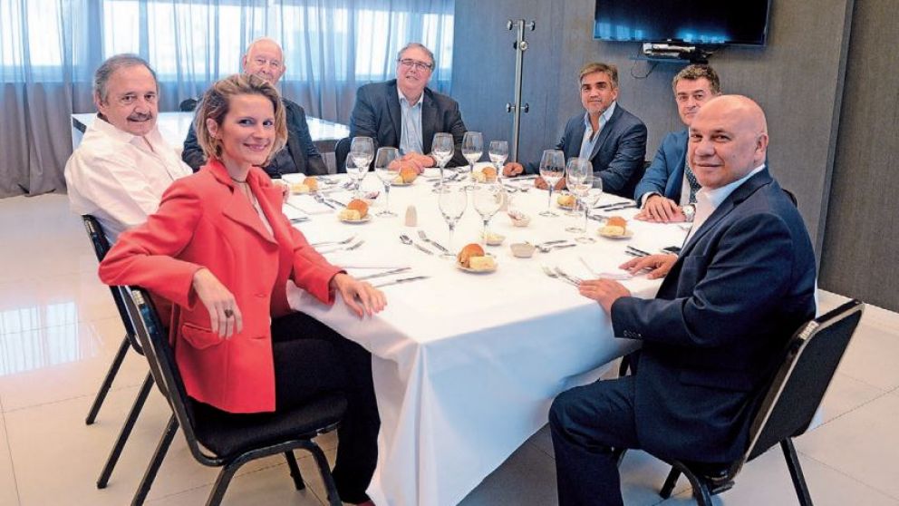 Empresarios, intelectuales y dirigentes sociales y políticos debaten agenda de consensos