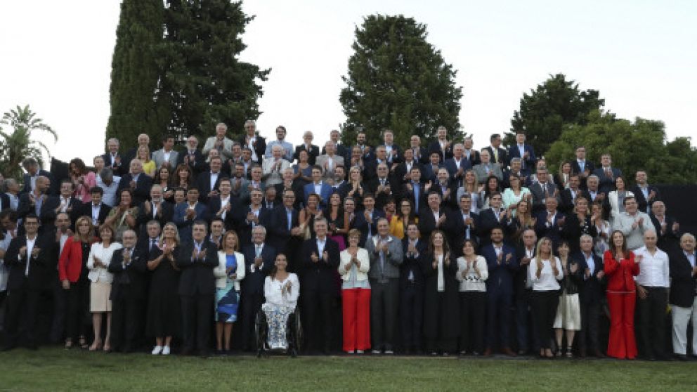 Macri, junto al Gabinete en pleno, Vidal y Larreta, recibió a los legisladores de Cambiemos