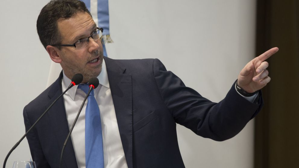 Sandleris admitió que los saltos de precios de enero y febrero fueron altos