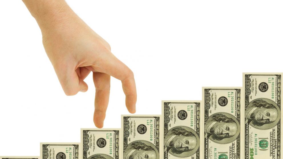 A media rueda: el dólar recupera unos centavos
