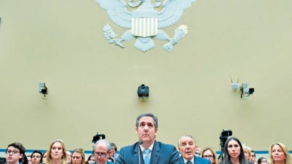 Michael Cohen declaró ante el Congreso y en dos meses irá a prisión