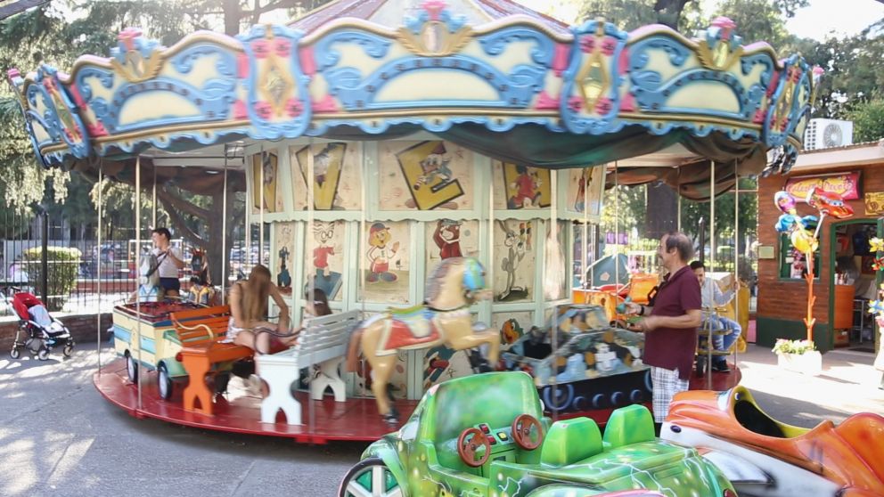 La calesita de Tito en Villa Devoto tiene 80 años, estuvo a punto de cerrar y fue salvada por los vecinos