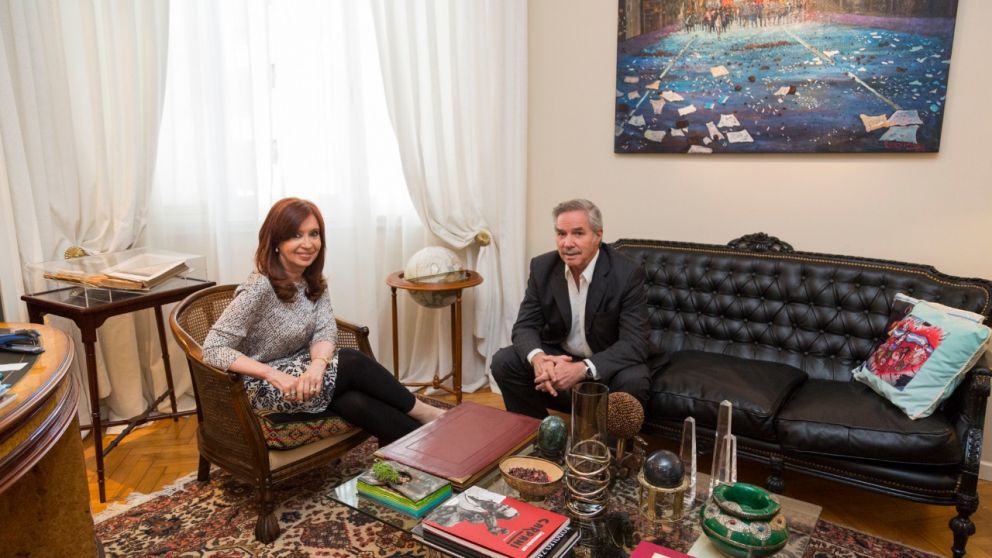 Cristina recibió a Solá en su departamento de Recoleta