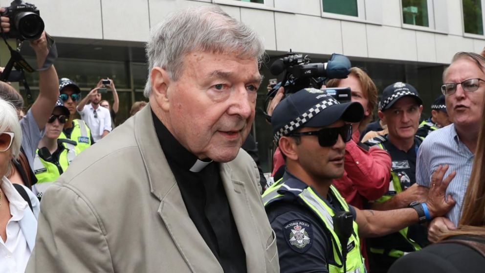 De manera cautelar, Pell tiene prohibido el contacto con menores