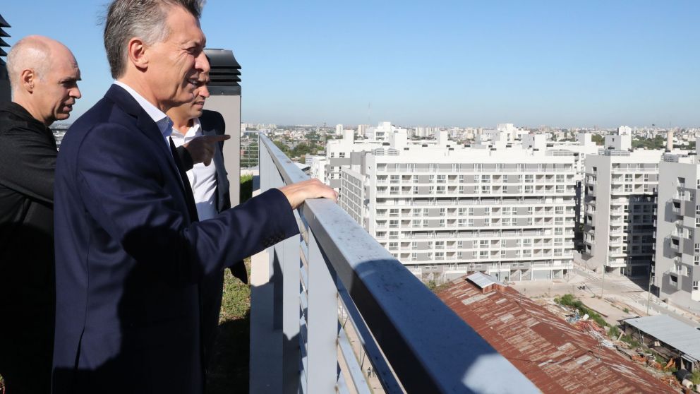 El mandatario recibió el reclamo mientras recorría una obra