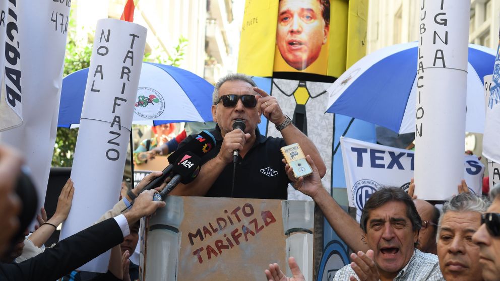 Tensión en la 9 de julio: movimientos sociales marchan contra el tarifazo