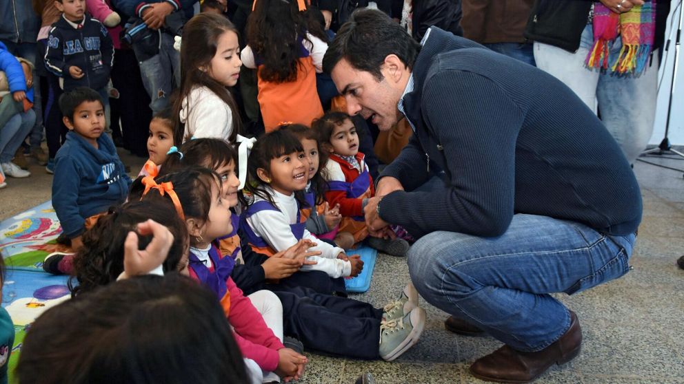 Urtubey, junto a los m�s chicos.