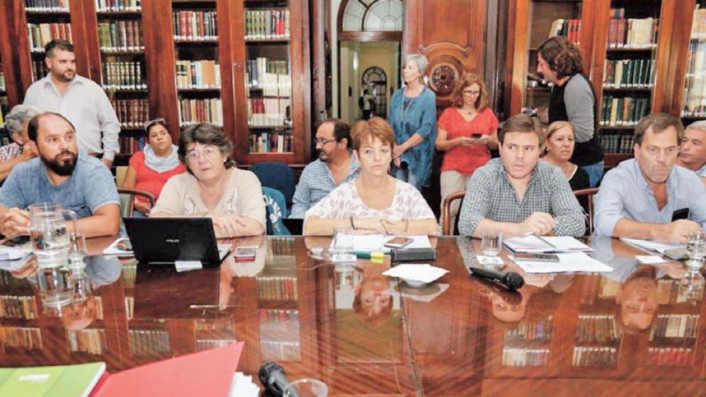 Funcionarios y sindicatos tuvieron ayer una reunión técnica