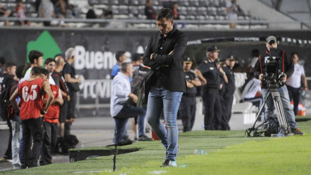 Leandro "Chino" Benítez renunció a su cargo como DT de Estudiantes