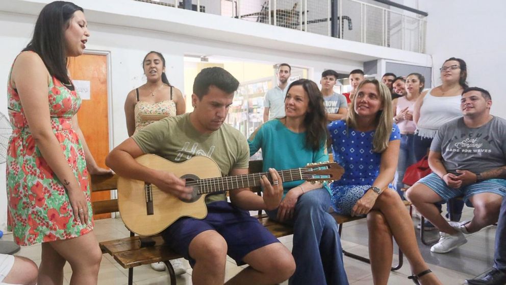 Gladys González y Stanley compartieron una guitarreada con personas que acuden a una Fundación Asistencial.