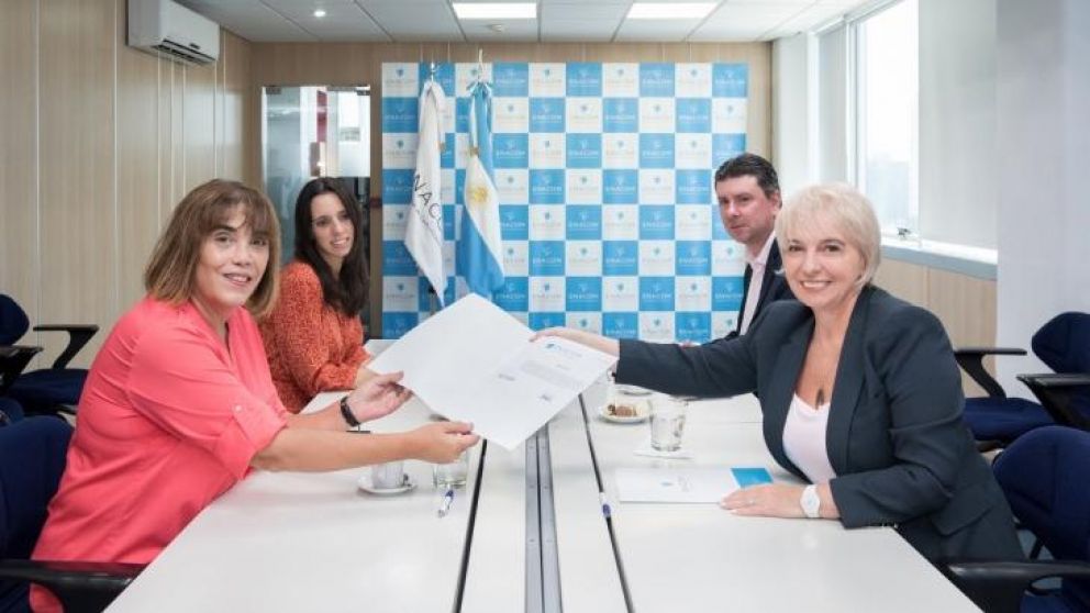 Las autoridades de ENACOM e INAM tras cerrar el primer desembolso de dinero.