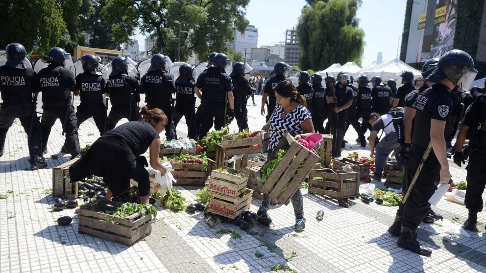 La policía retuvo la mercadería de los productores (Fernando Perez Re)
