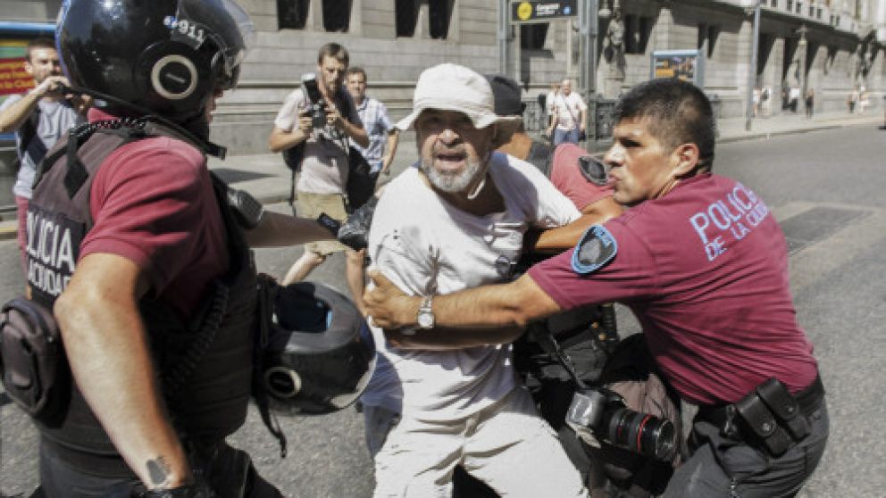 Efectivos de la Policía de la Ciudad detienen al reportero Avila