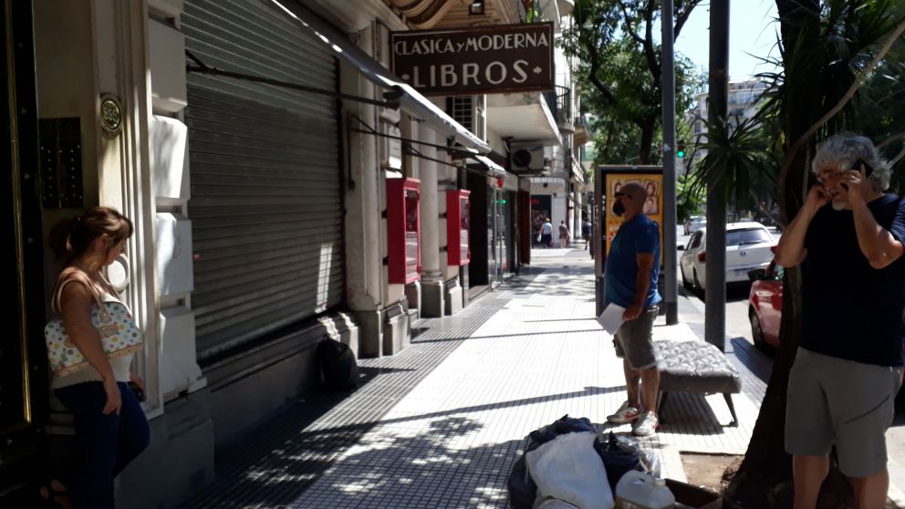 En la puerta, se agolpan dueños, proveedores y empleados sin consuelo.