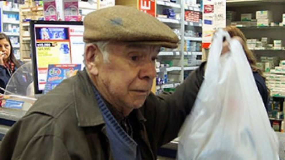 Adultos mayores no pueden usar recetas por la falta de dinero