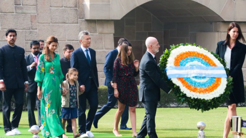 Macri, junto a su familia, rindió homenaje a Gandhi, en Nueva Delhi