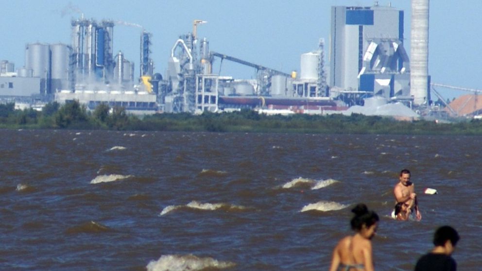La instalación de una planta en la frontera fluvial con Argentina desató el peor conflicto en la historia entre los dos países