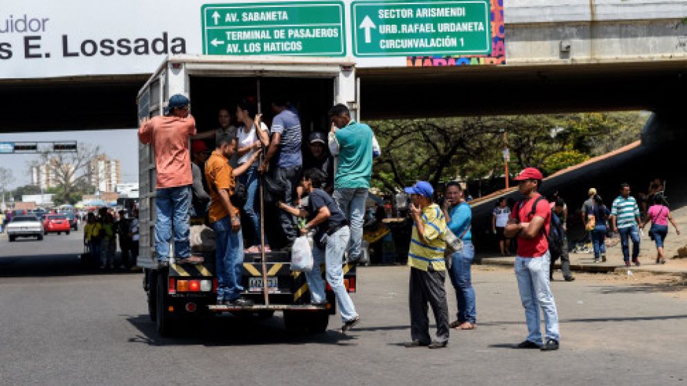 Los medios de transporte muestran también el deterioro y se viaja como se puede