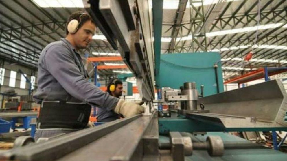 Según la UIA, la actividad de las pymes cayó 5%