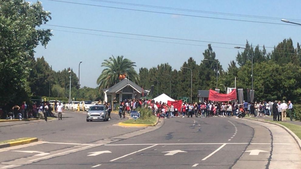 Protesta y piquete en la puerta de Nordelta