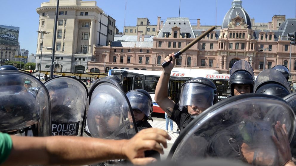Tensión entre policías y manifestantes. (Crónica/Pérez Re)
