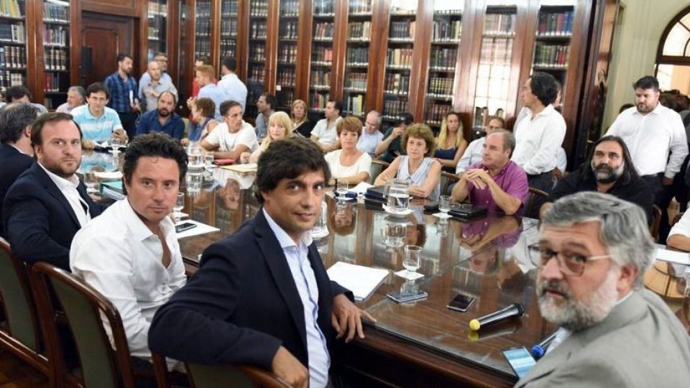 Vidal prometió a los docentes revisar la pérdida real del salario de 2018