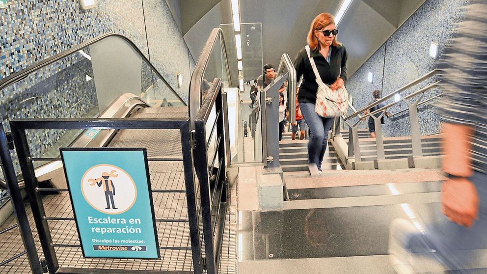 Escaleras clausuradas, un problema constante en el subterráneo porteño