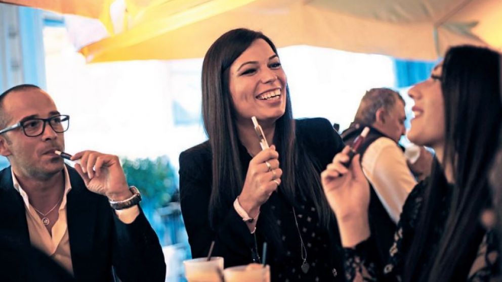 Las empresas buscan darle alternativas a las personas que quieren seguir fumando