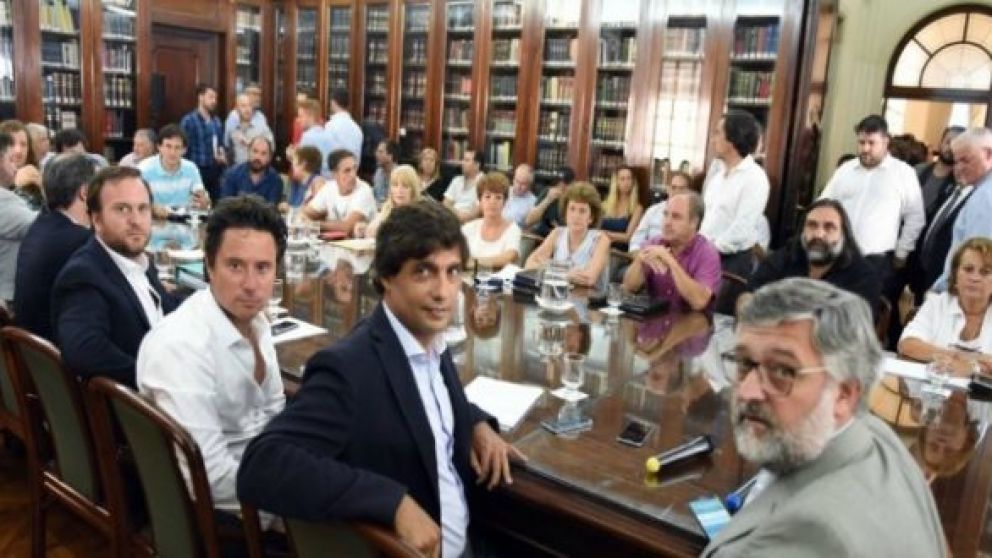 Docentes bonaerenses piden discutir "el salario perdido en 2018"