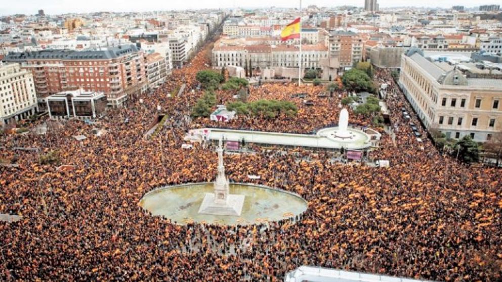 Masiva marcha en Madrid pidió la renuncia de Sánchez