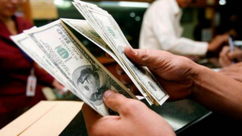 Argentina, el país latinoamericano con las comisiones bancarias más altas por la compraventa de dólares