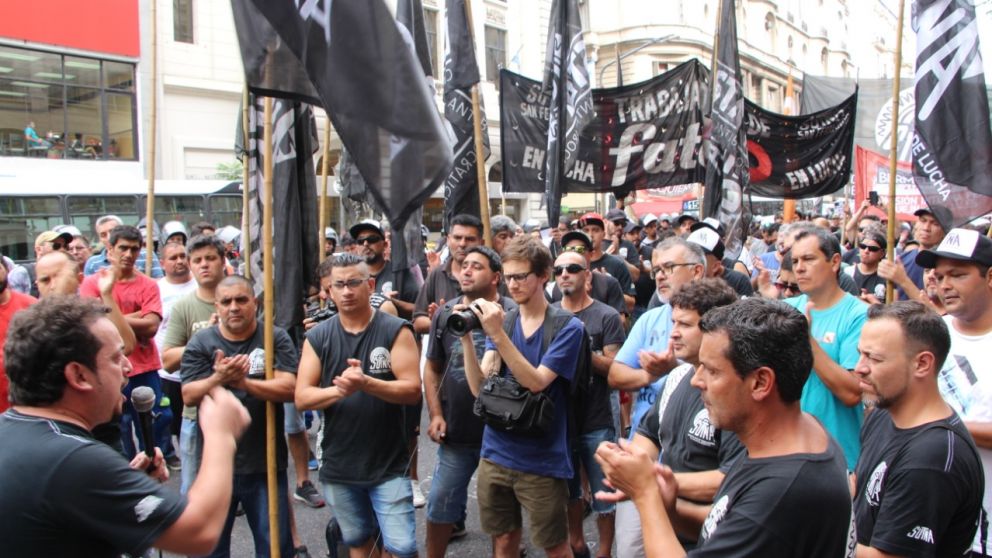 Trabajadores en la primera audiencia con Fate