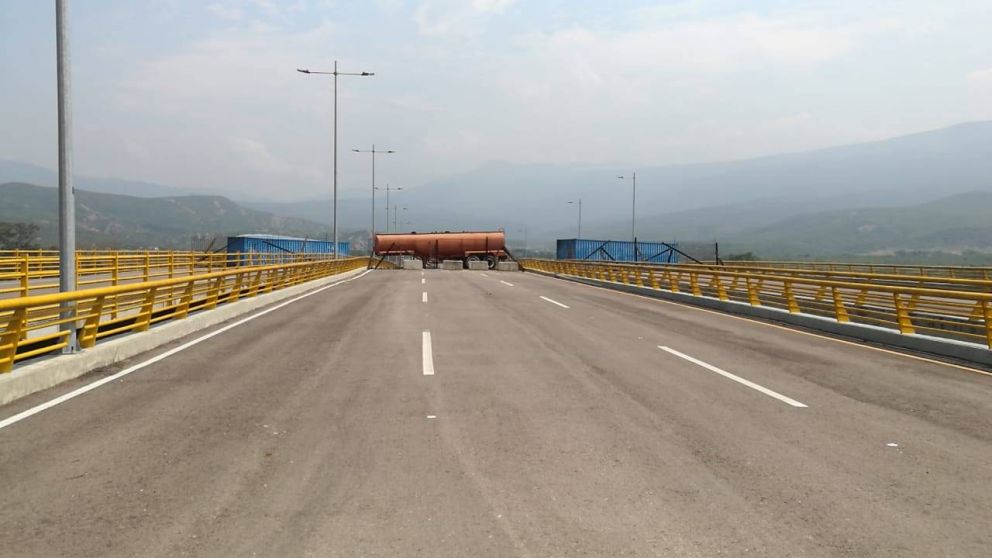 El gobierno de Maduro bloqueó con containers la frontera con Colombia