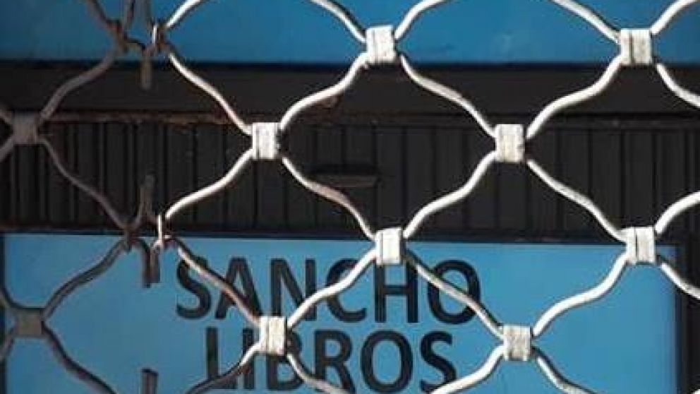 Cerró una tradicional librería y el dueño dejó un particular mensaje en la puerta