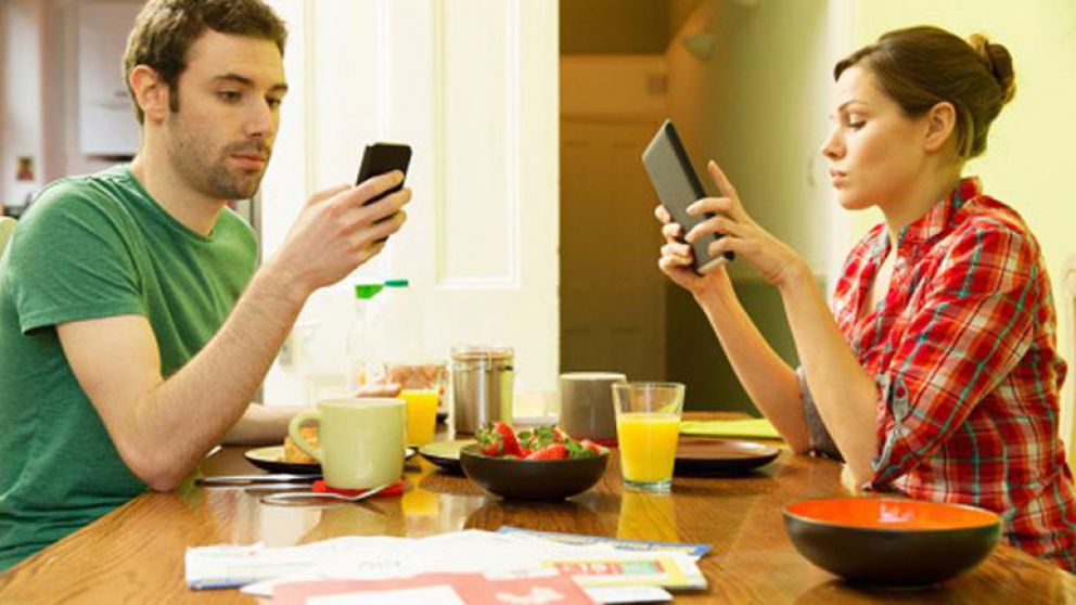 Más del 50% de los argentinos tiene desatención por mirar el celular