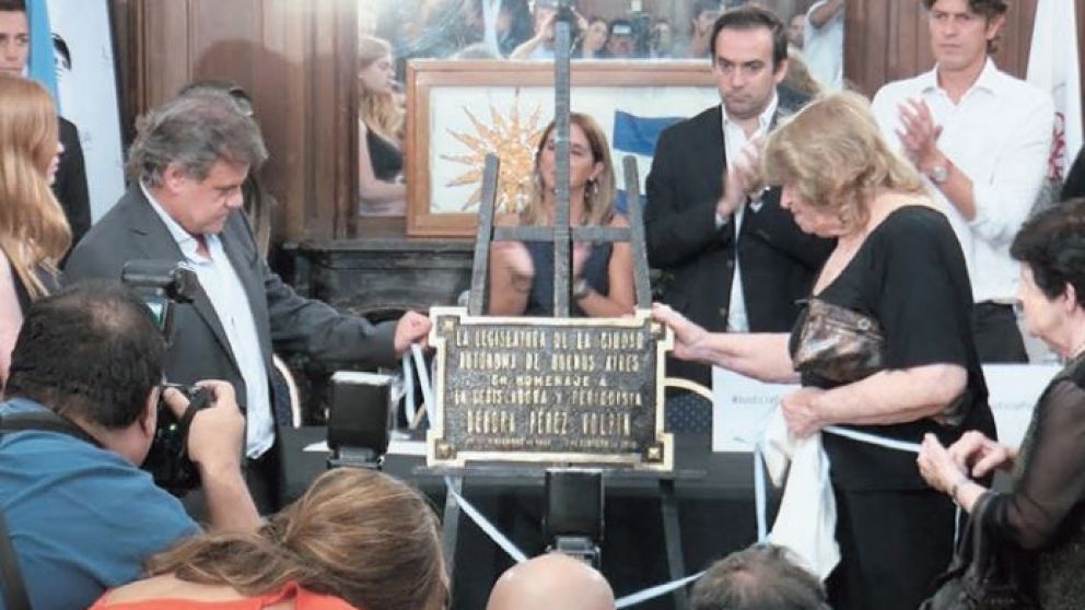 Placa en memoria de Débora Pérez Volpin