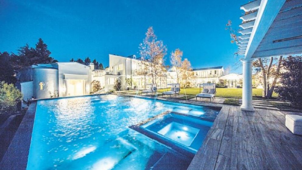 La imponente piscina de la mansión que fue de Danny De Vito en Los Ángeles